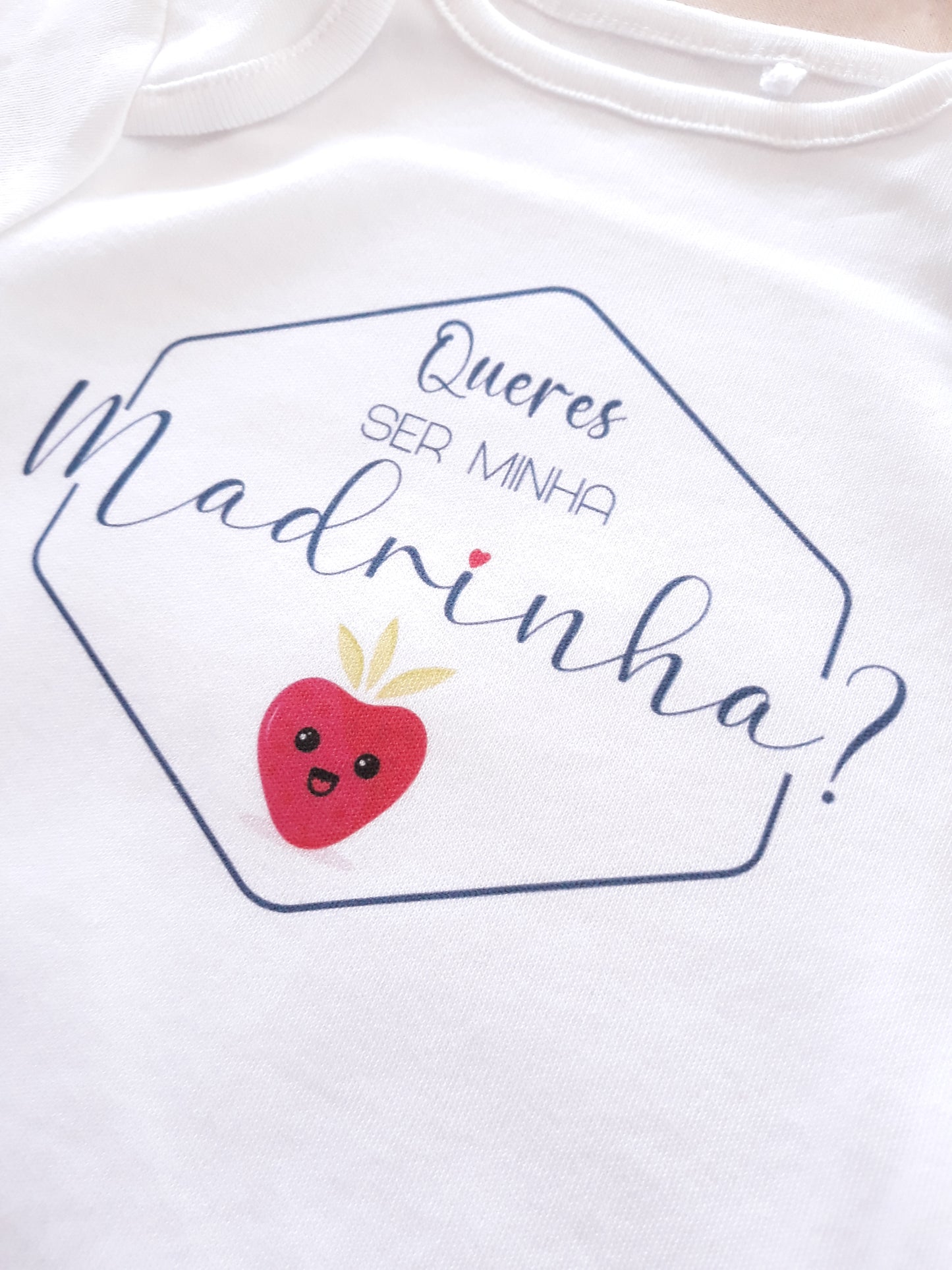 Body Bebé Personalizado Convite Madrinha "Queres ser minha madrinha?" Morango 100% algodão