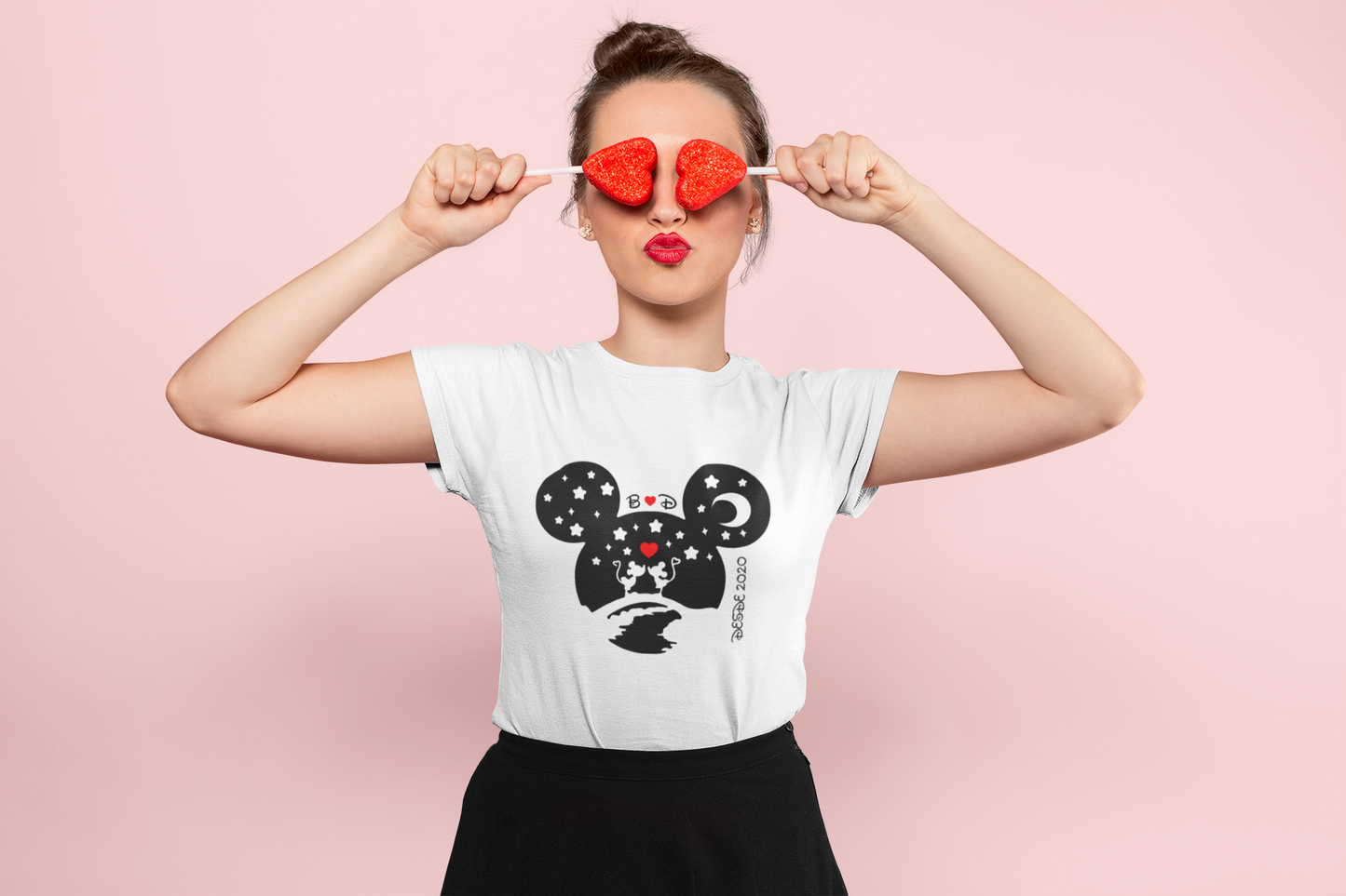 T-shirt Mulher Personalisável Dia dos Namorados - S. Valentim "Beijo Luar Mickey&Minnie" Data e Iniciais100% Algodão