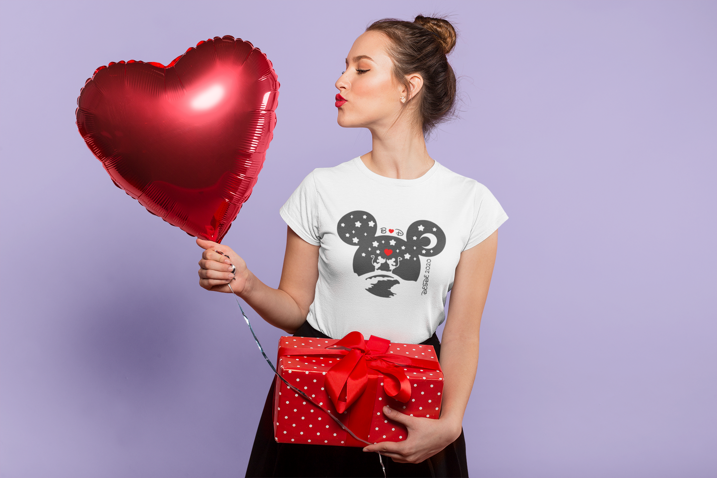 T-shirt Mulher Personalisável Dia dos Namorados - S. Valentim "Beijo Luar Mickey&Minnie" Data e Iniciais100% Algodão